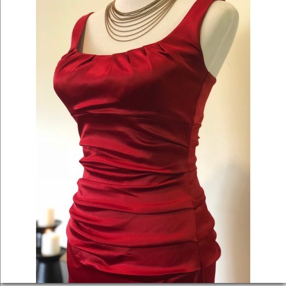 Elegant Red Dress - Picture 4 of 6